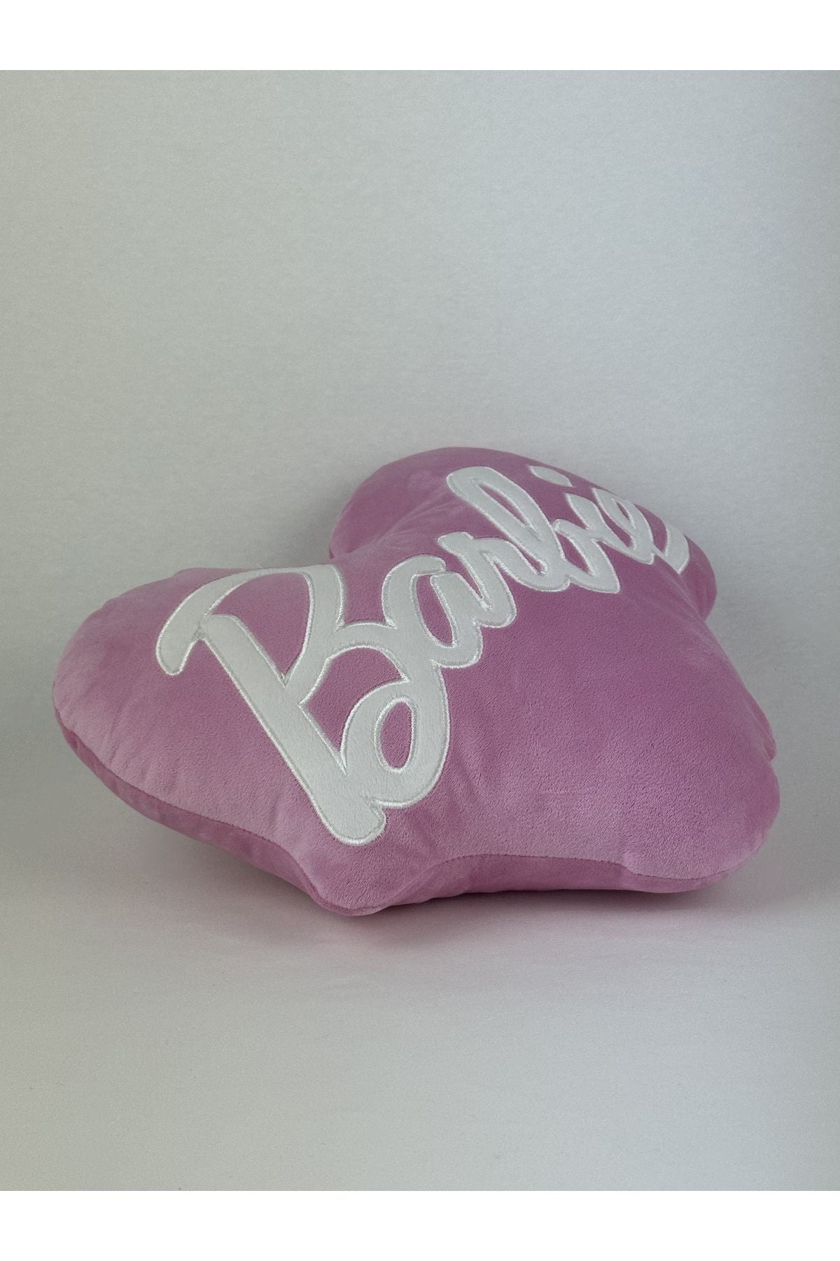 Barbie Nakışlı Kalp Yastık